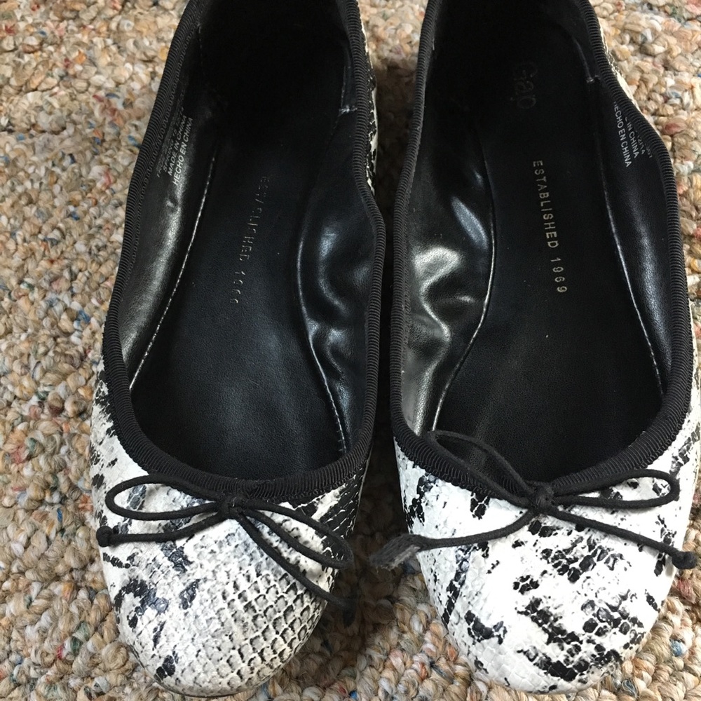 GAP- Ballet Flats Snakeskin shoes (Super Cute)